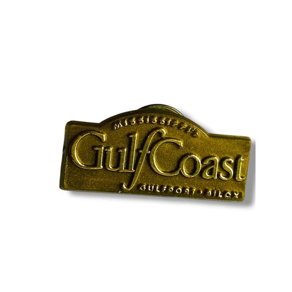Vintage Gulf Coast Plastic Lapel Pin Goldtone Mississippi Gulfport Biloxi 1.2" - Picture 2 of 4